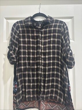 ANDREE BY UNIT Black and White Plaid Button-Down Shirt with Patterned Hem